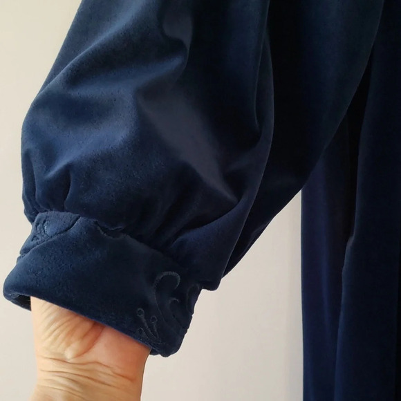 Vintage DELICATES Woman Embroidered Robe Deep Blue Purple Sz 1X Balloon Sleeves - Picture 5 of 14